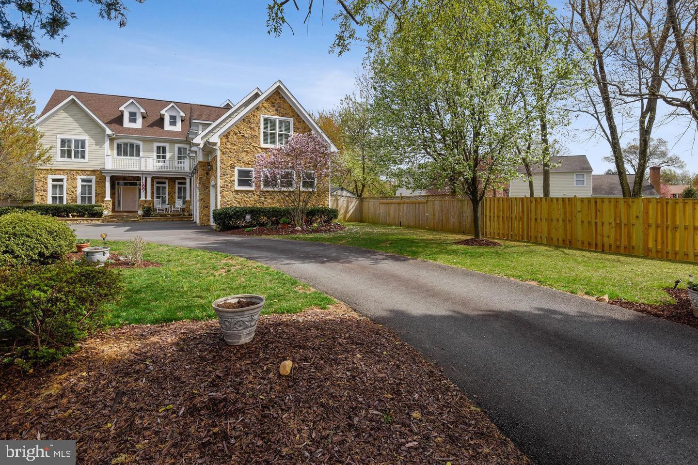 2017 WOODFORD ROAD