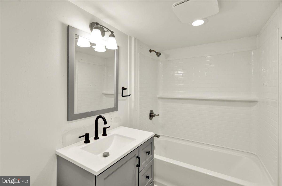 LAUREL COMMONS - Residential