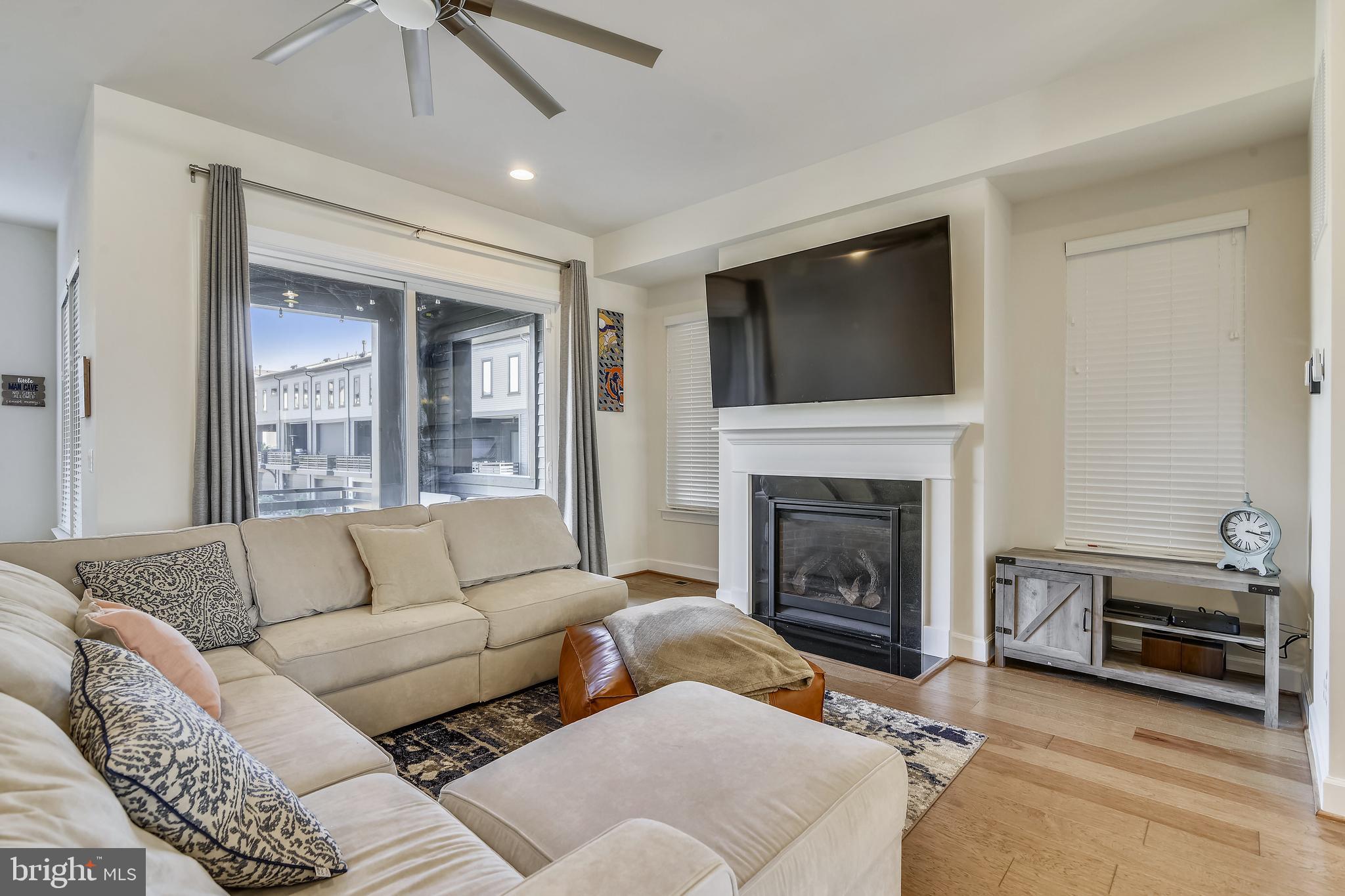 ONE LOUDOUN - Residential