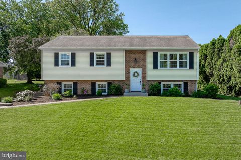 Photo of 2436 Ellendale Drive, LANCASTER, PA 17602 (MLS # PALA2070286)