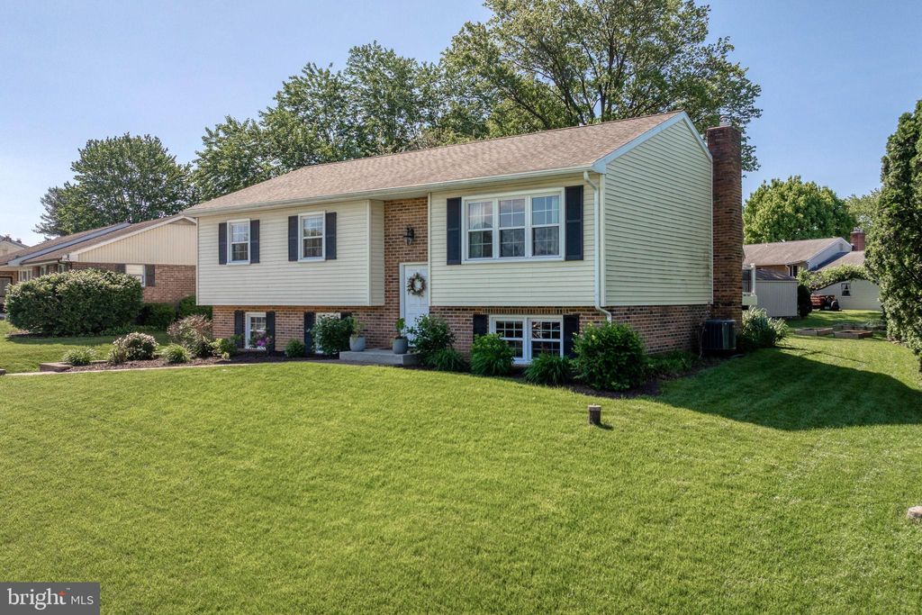 Photo of 2436 Ellendale Drive, LANCASTER, PA 17602 (MLS # PALA2070286)