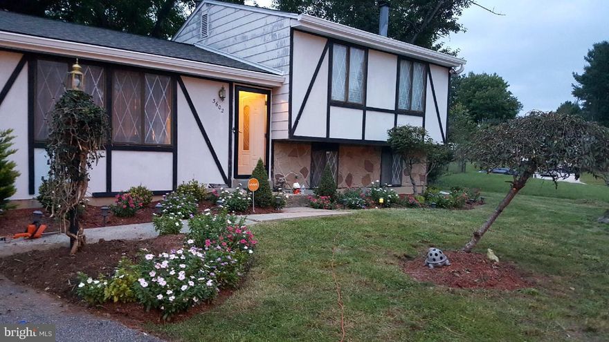 Cute little Split Foyer.  3 bedroom 1.5 bath Being Sold as is.... Bring your buyers wont last long! Bring Offer New Roof 2018 Brand New roof 2018 Brand New Gutters 2018 Brand new Hot water heater 2018 Brand New Dishwasher 2018 Brand new Refrigerator 2018 New Sun-pump  2018 Remodeled bathroom 2018,   Please bring your offers..... Seller is Motivated  ....