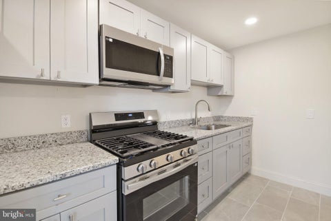 Townhouse For Sale - 714 Surrey Lane<br/> Delaware County, GLENOLDEN, PA 19036