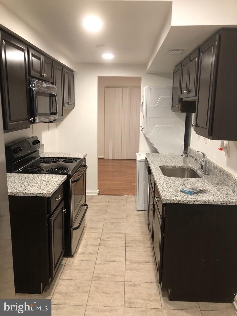 HILLCREST TOWNE - Residential Lease