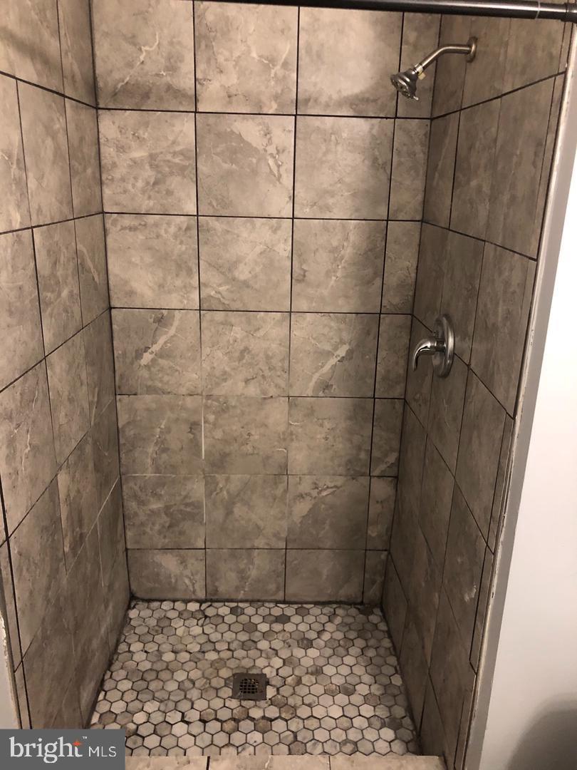 HILLCREST TOWNE - Residential Lease