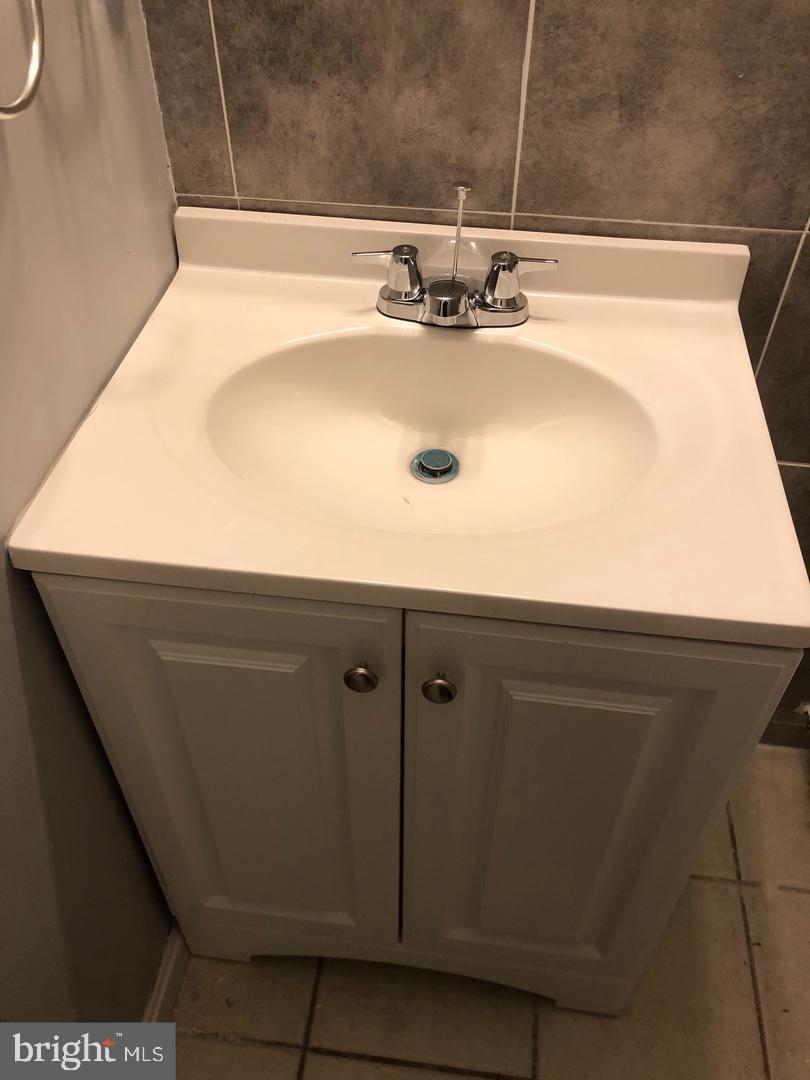 HILLCREST TOWNE - Residential Lease