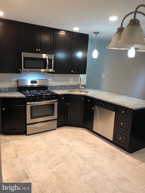 COUNTRY CLUB MANOR - Residential