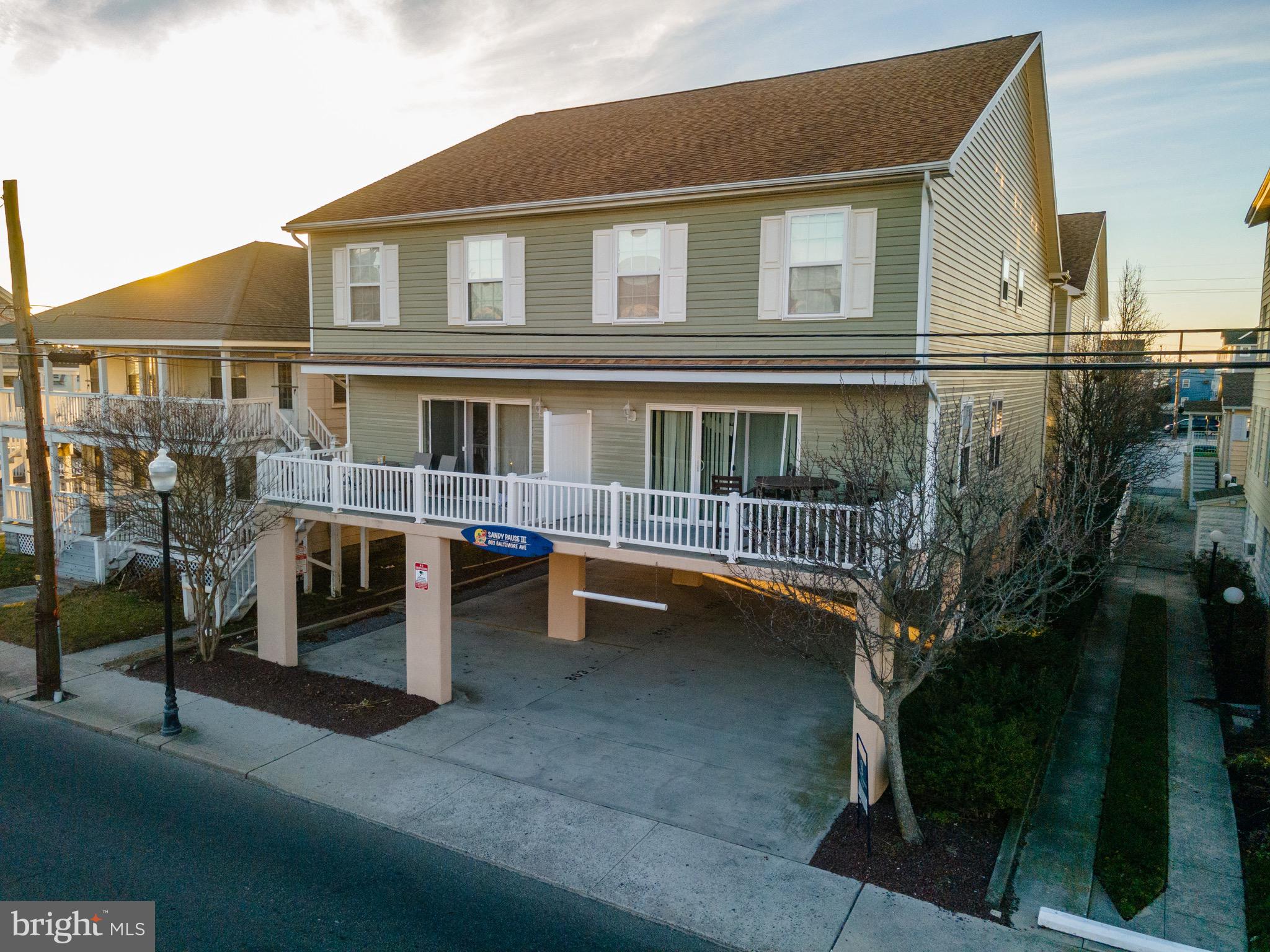 Very Spacious 3 bedroom 3 bath Ocean Block Unit with proven rental history of over $55k year over year.