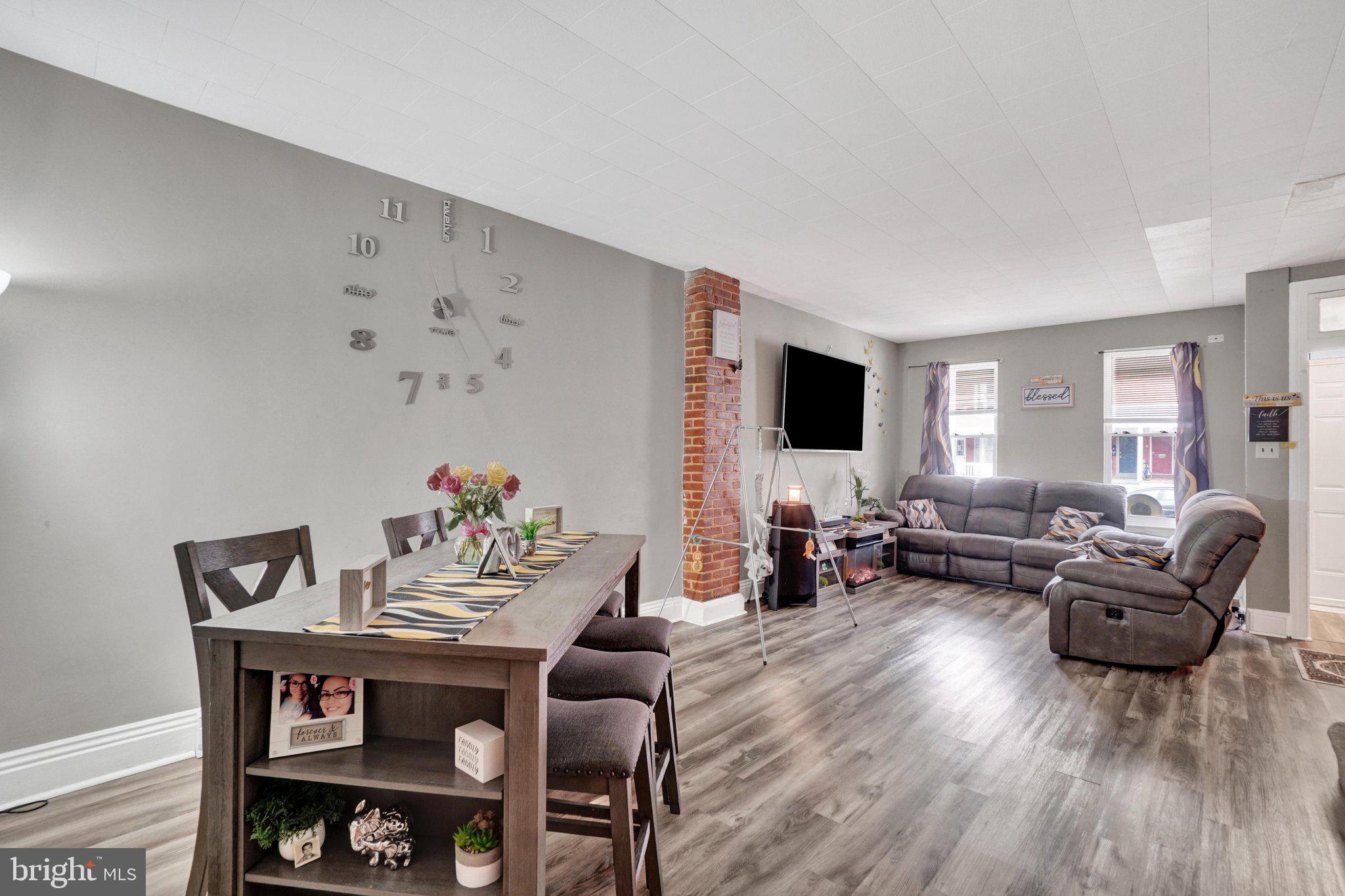 276 W COTTAGE PLACE