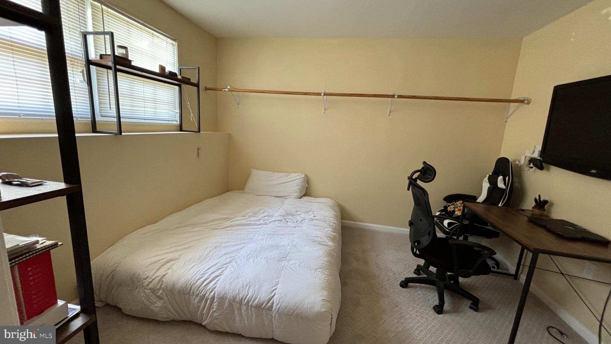 THE KNOLLS/CROFTON VILLAGE - Residential Lease