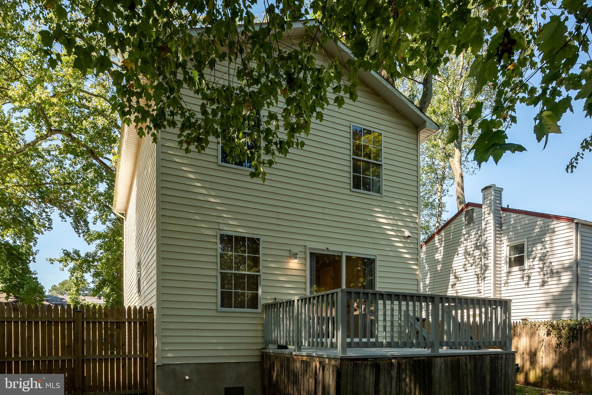 WOODLAND BEACH - Residential