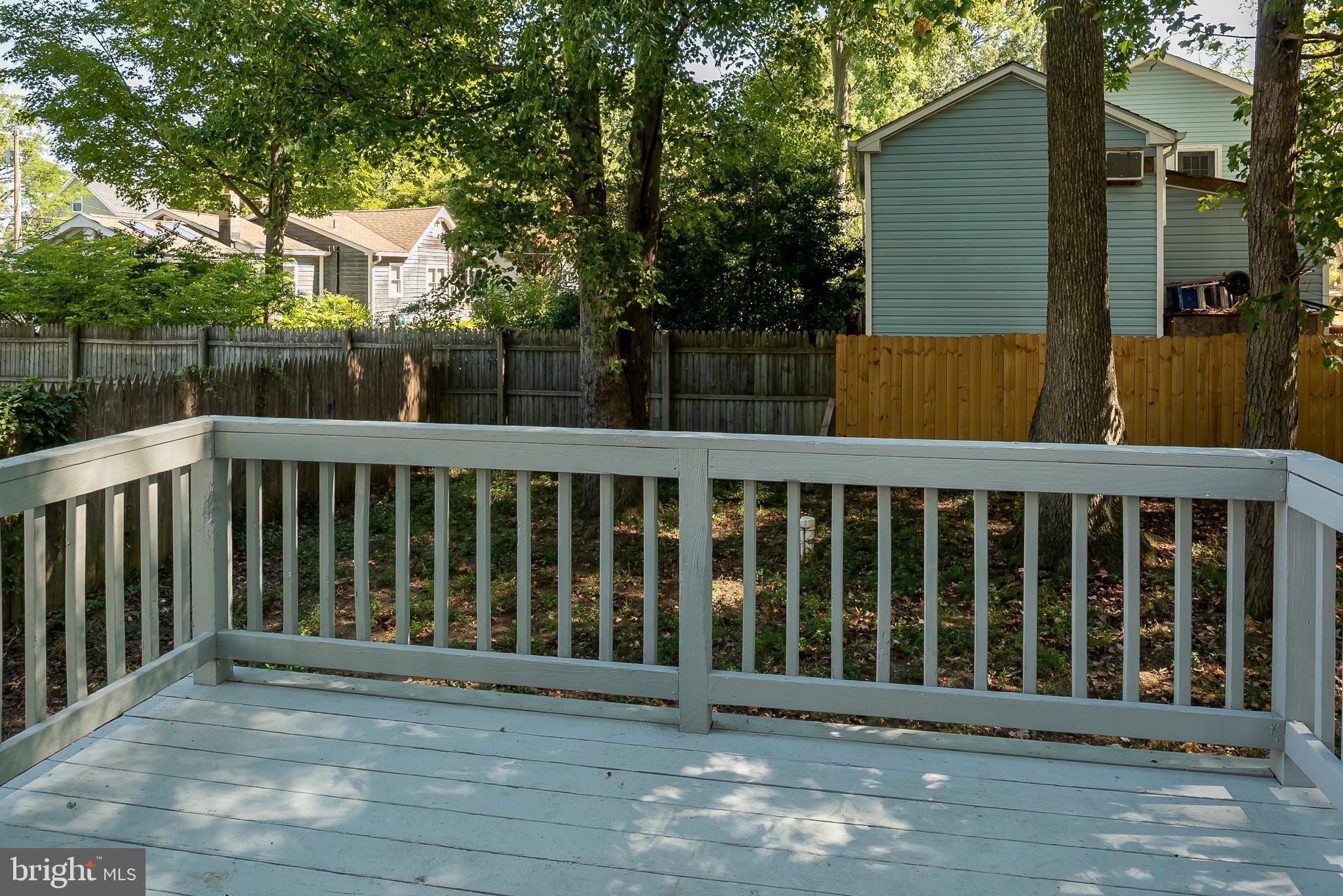 WOODLAND BEACH - Residential