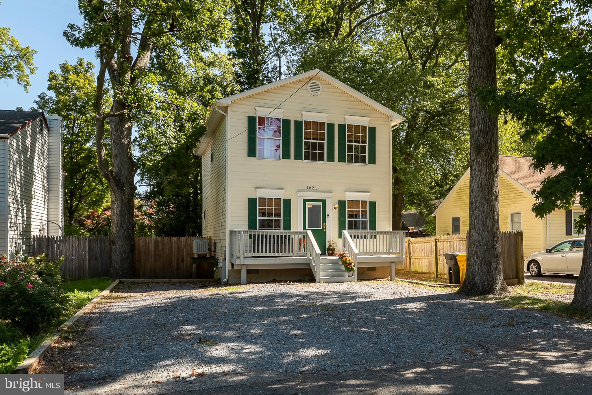 WOODLAND BEACH - Residential