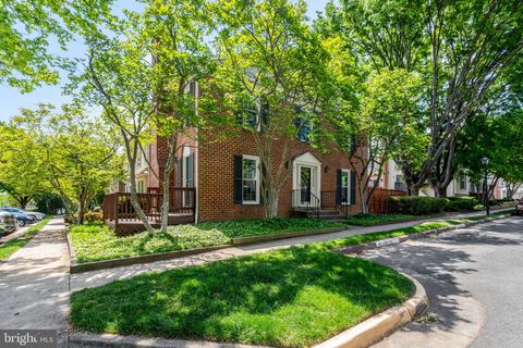 Photo of 6571 Bermuda Green Court, ALEXANDRIA, VA 22312 (MLS # VAFX2303386)