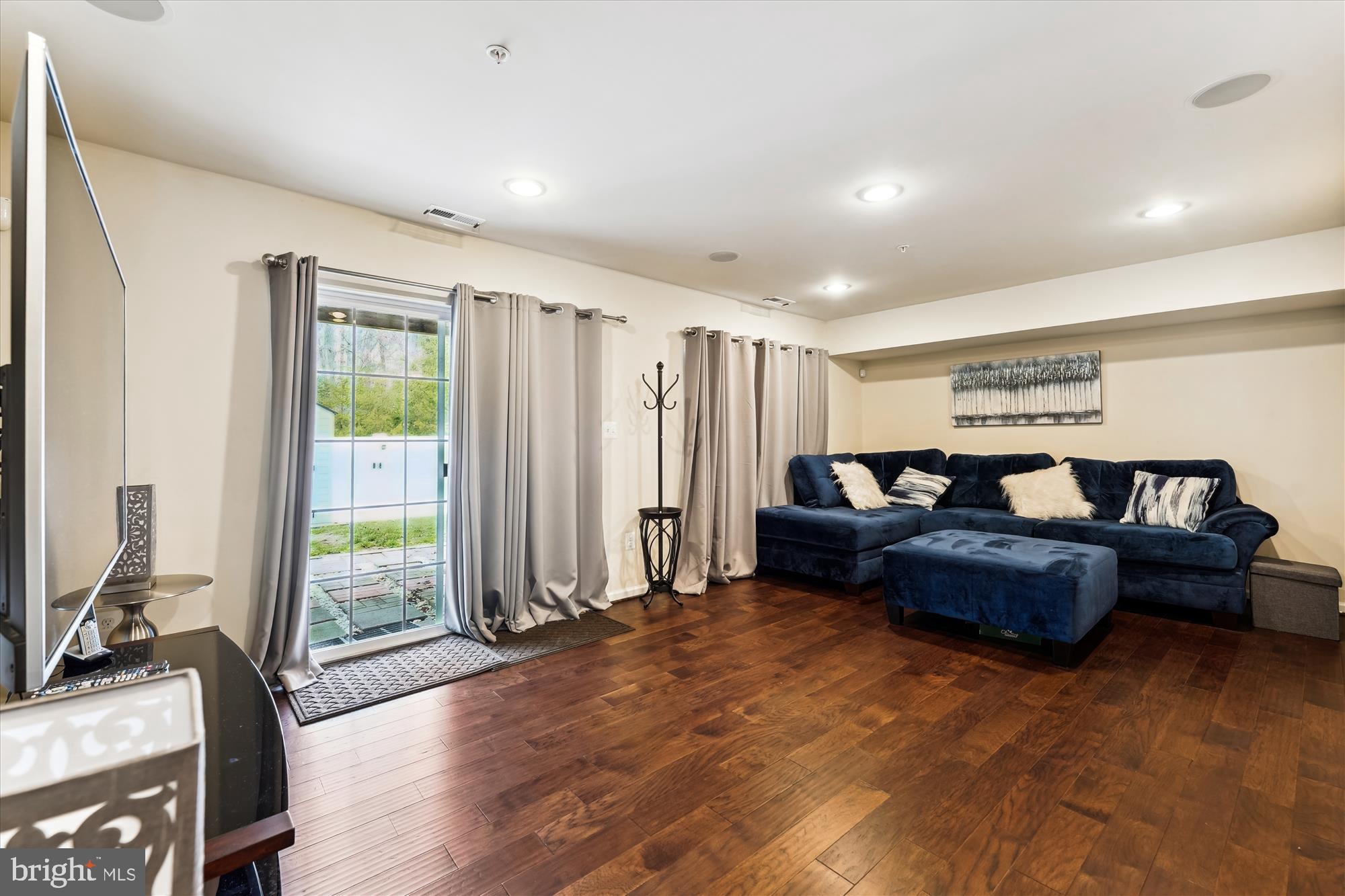 CHELSEA MANOR - Residential