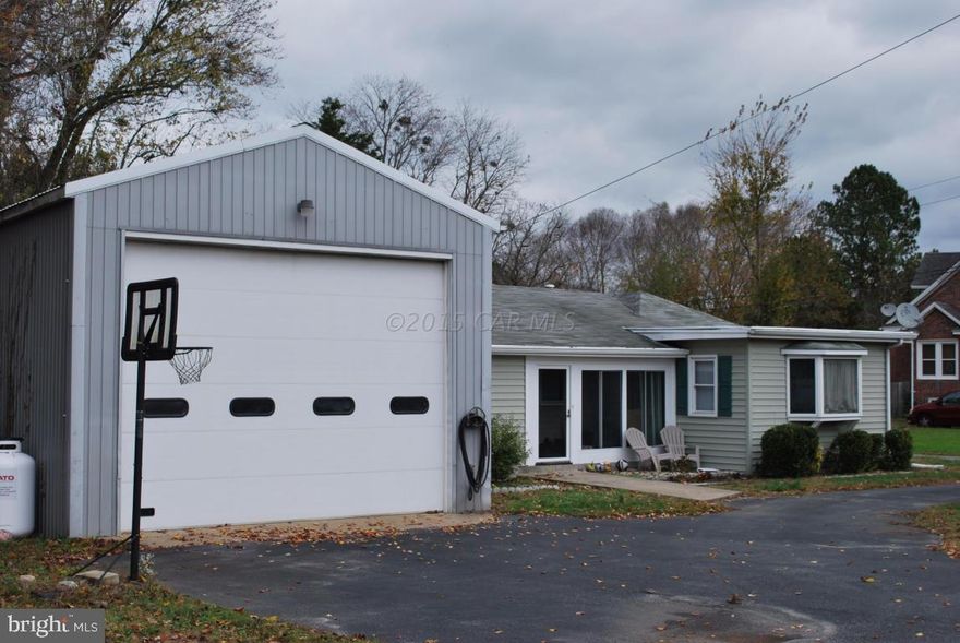 Nice 3 bedroom home in great location.  Property has a detached business quaility garage heated with an office space and bathroom too.  Lots of parking space too. This property is very nice and is a must see at a great price !