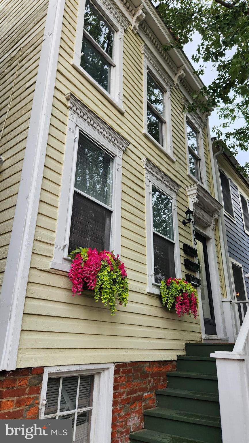 Charmingly remodeled apartment in the center of Old Town just 0.7 miles to King St metro and half a mile to Old Town Waterfront. Fantastic restaurants, bars, shops, live music, walking path, community theater and more! Full sized washer/dryer to be shared with Unit A occupant in separate laundry room, utilities included and the option for a monthly cleaning.