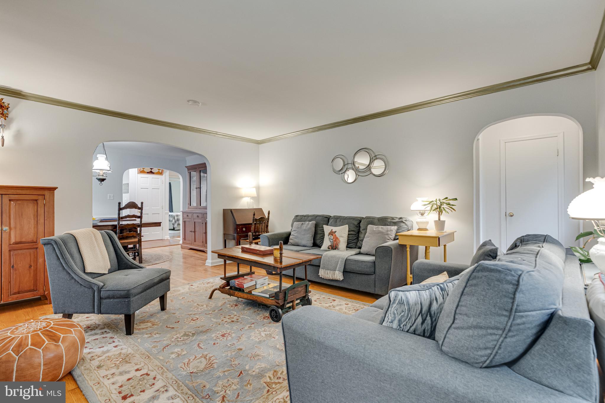423 W COLONIAL HIGHWAY