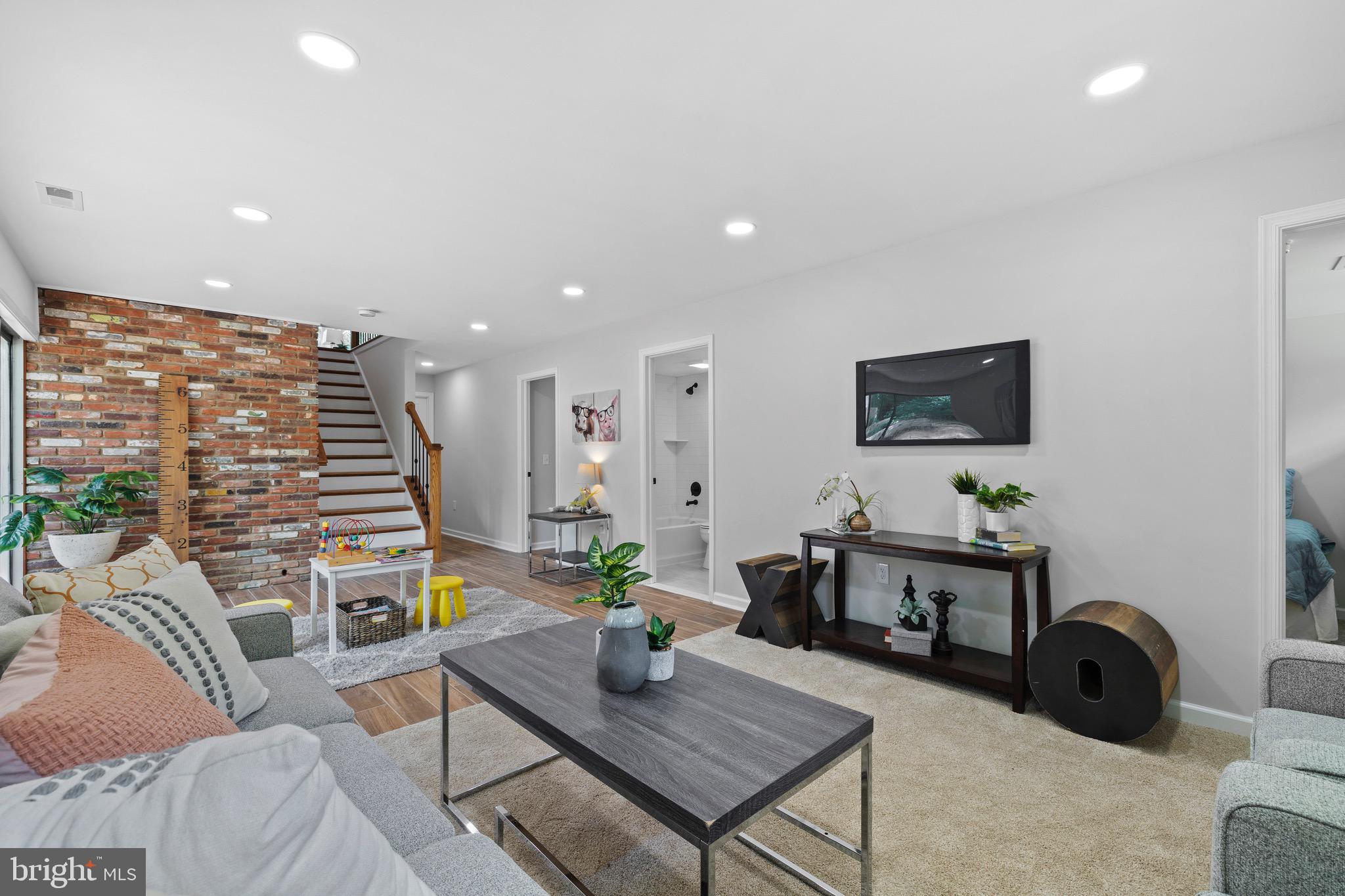 HONEYSUCKLE HILL - Residential