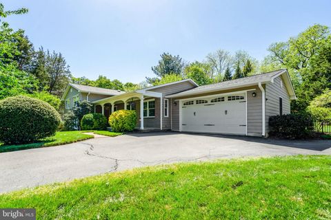 Photo of 4510 Rhett Lane, FAIRFAX, VA 22030 (MLS # VAFX2305652)