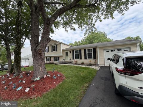 Photo of 13626 Old Dairy Road, HERNDON, VA 20171 (MLS # VAFX2325356)