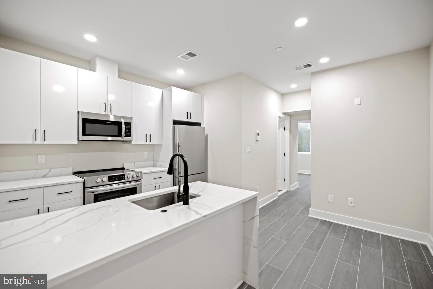 824 18TH STREET NE 002