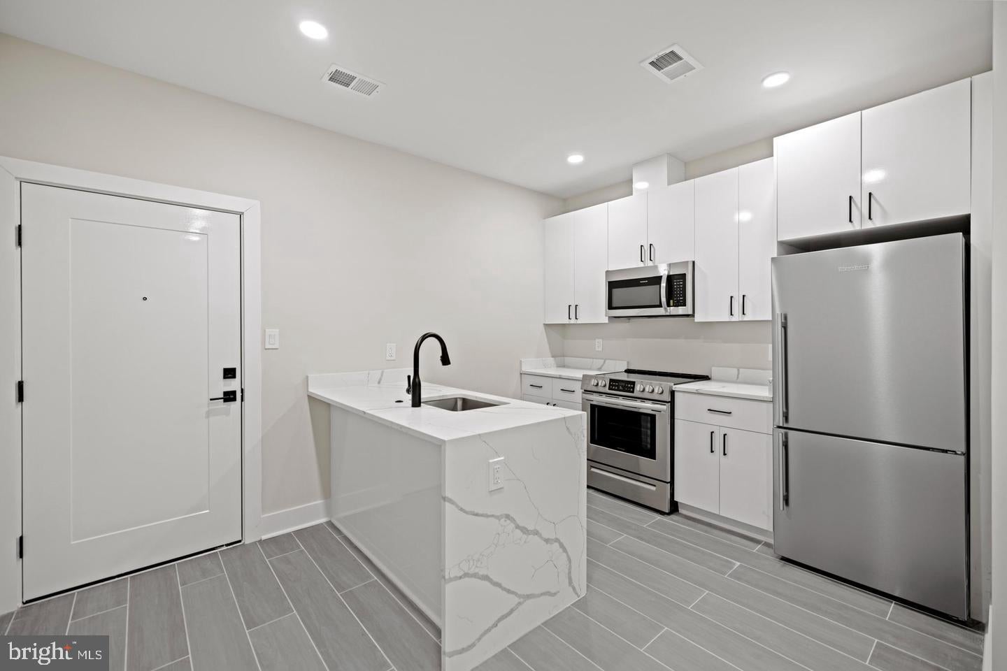 824 18TH STREET NE 002