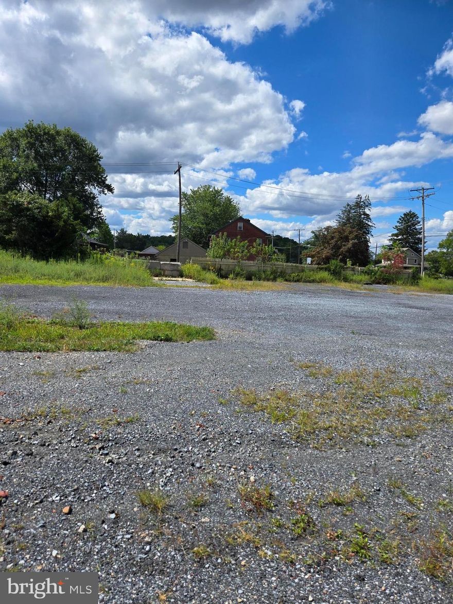 3.8 acre lot with over 2 acres of gravel parking/staging area. Very close highway access.