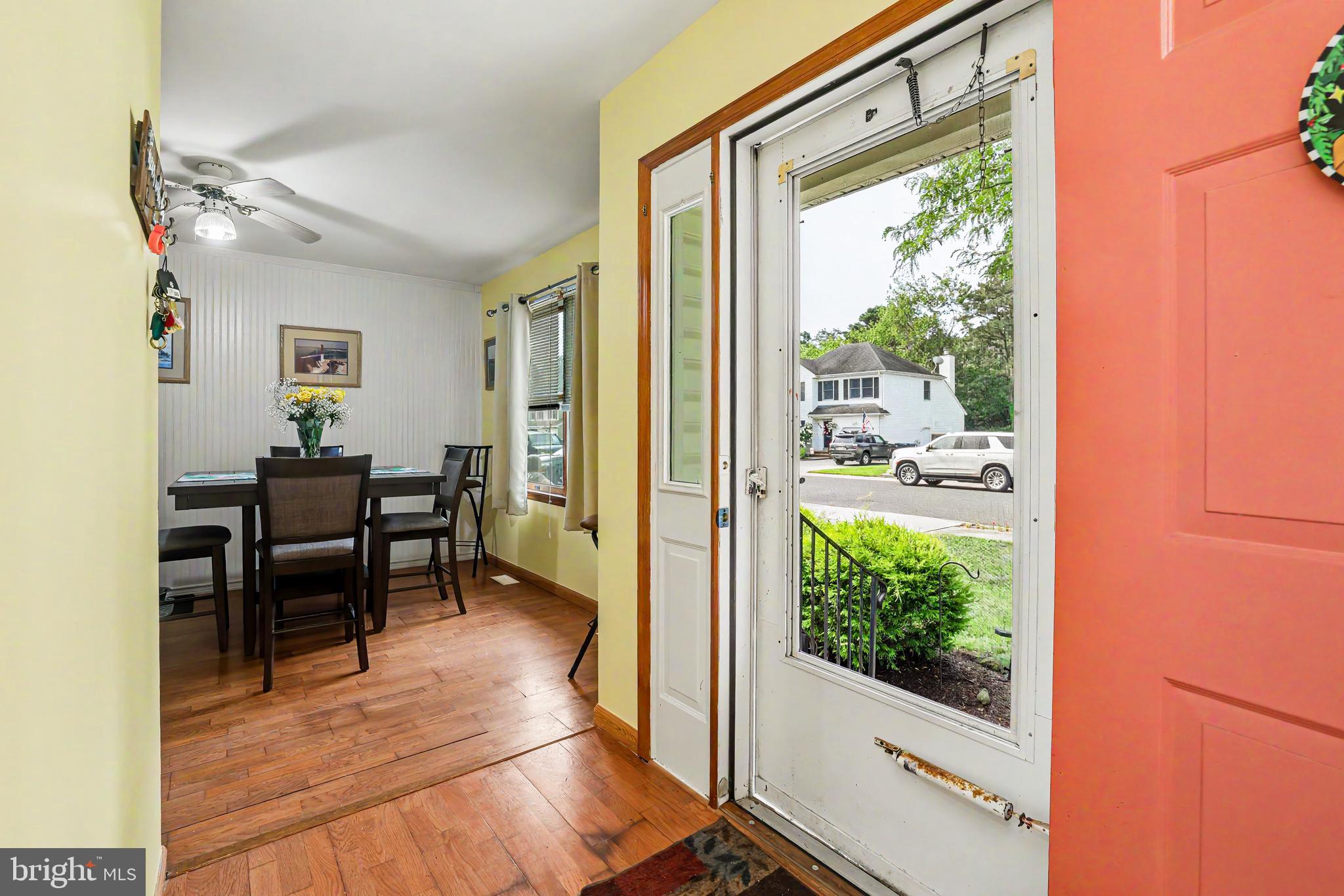 133 W HOLLY LANE