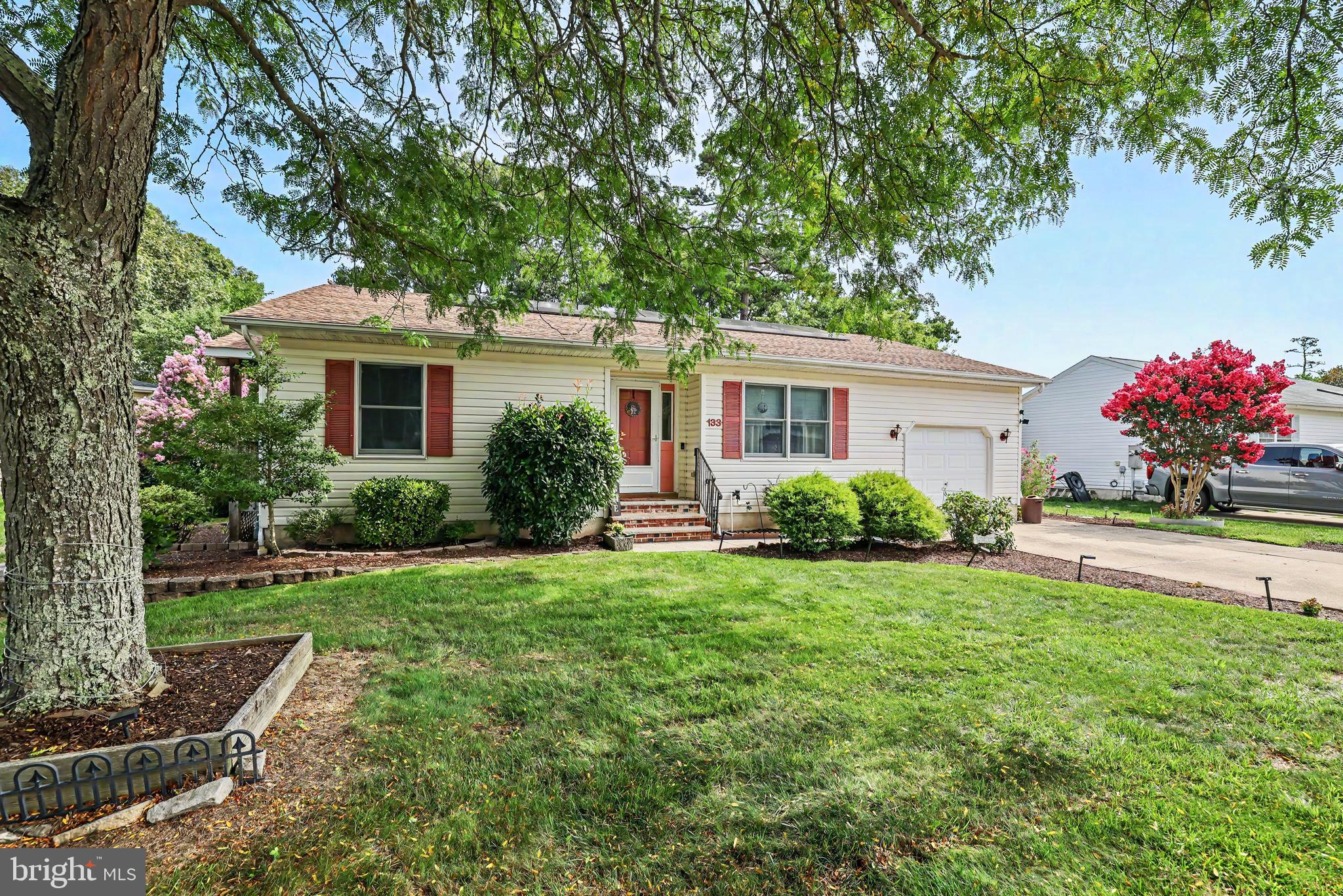133 W HOLLY LANE