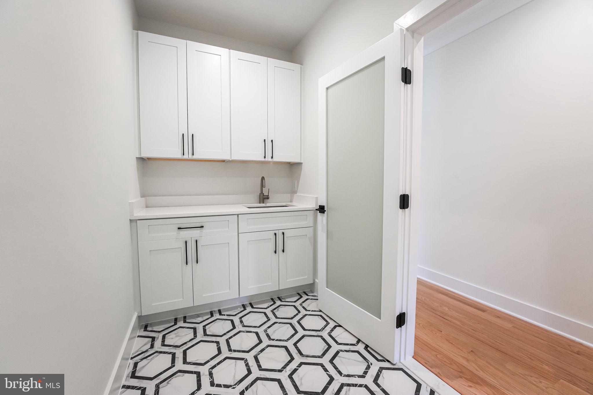 DONNA LEE GARDENS - Residential