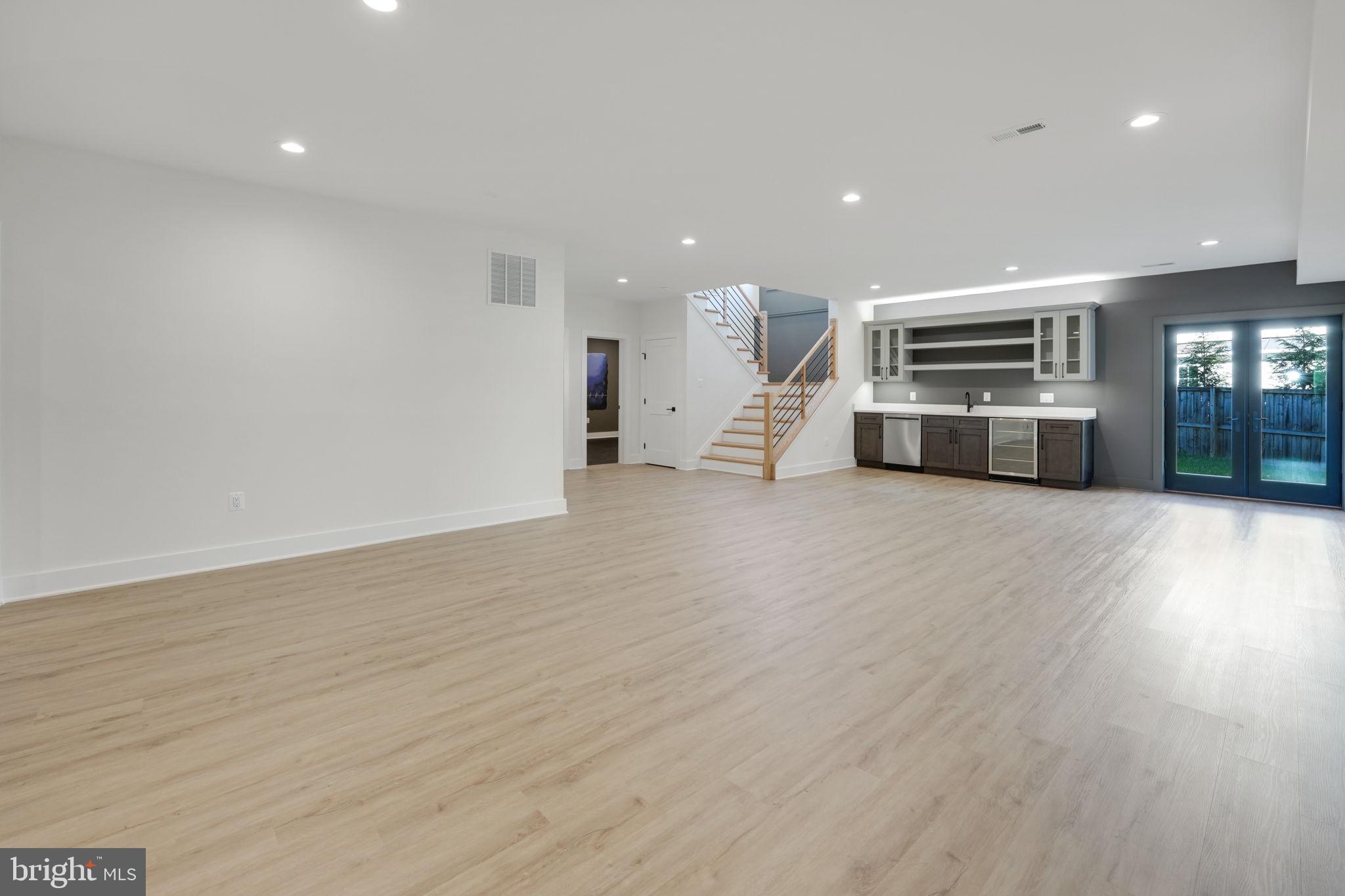 DONNA LEE GARDENS - Residential