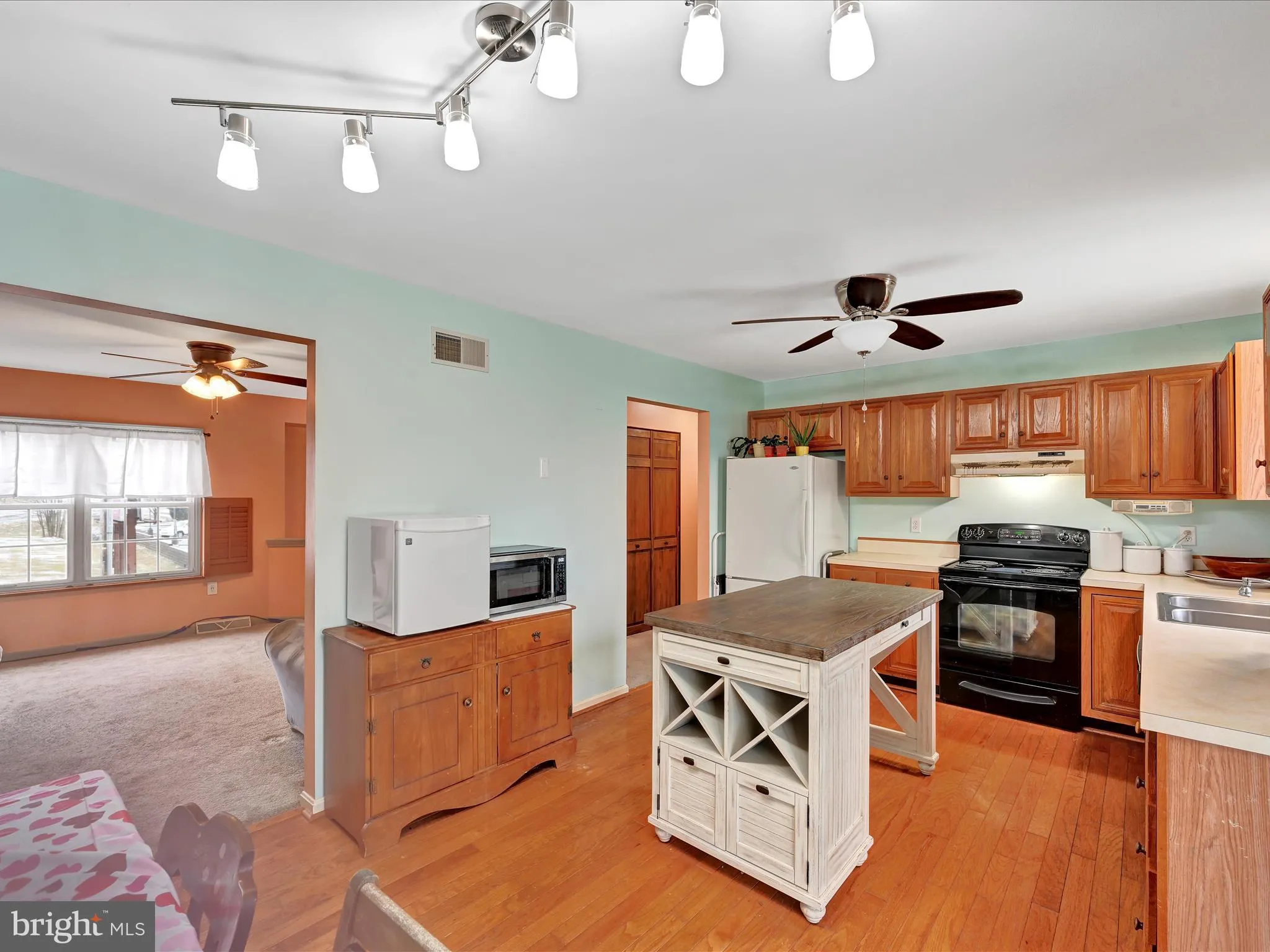 Mount Joy, Pennsylvania 17552, United States, 3 Bedrooms Bedrooms, ,2 BathroomsBathrooms,Residential,Pending,7041