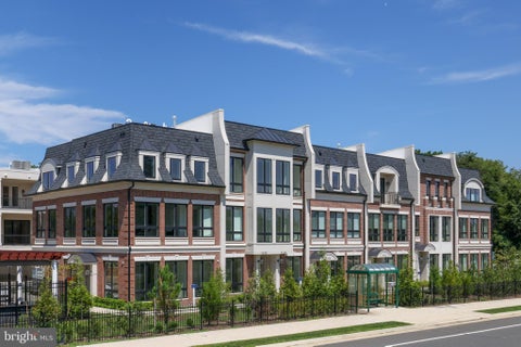 Photo of 7045 Liberty Lane, MCLEAN, VA 22101 (MLS # VAFX2341296)