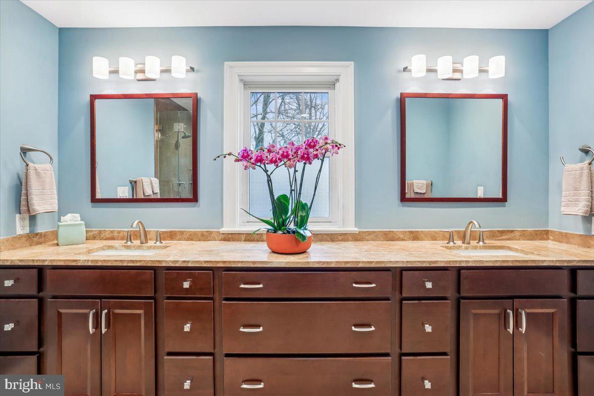 KENSINGTON KNOLLS - Residential