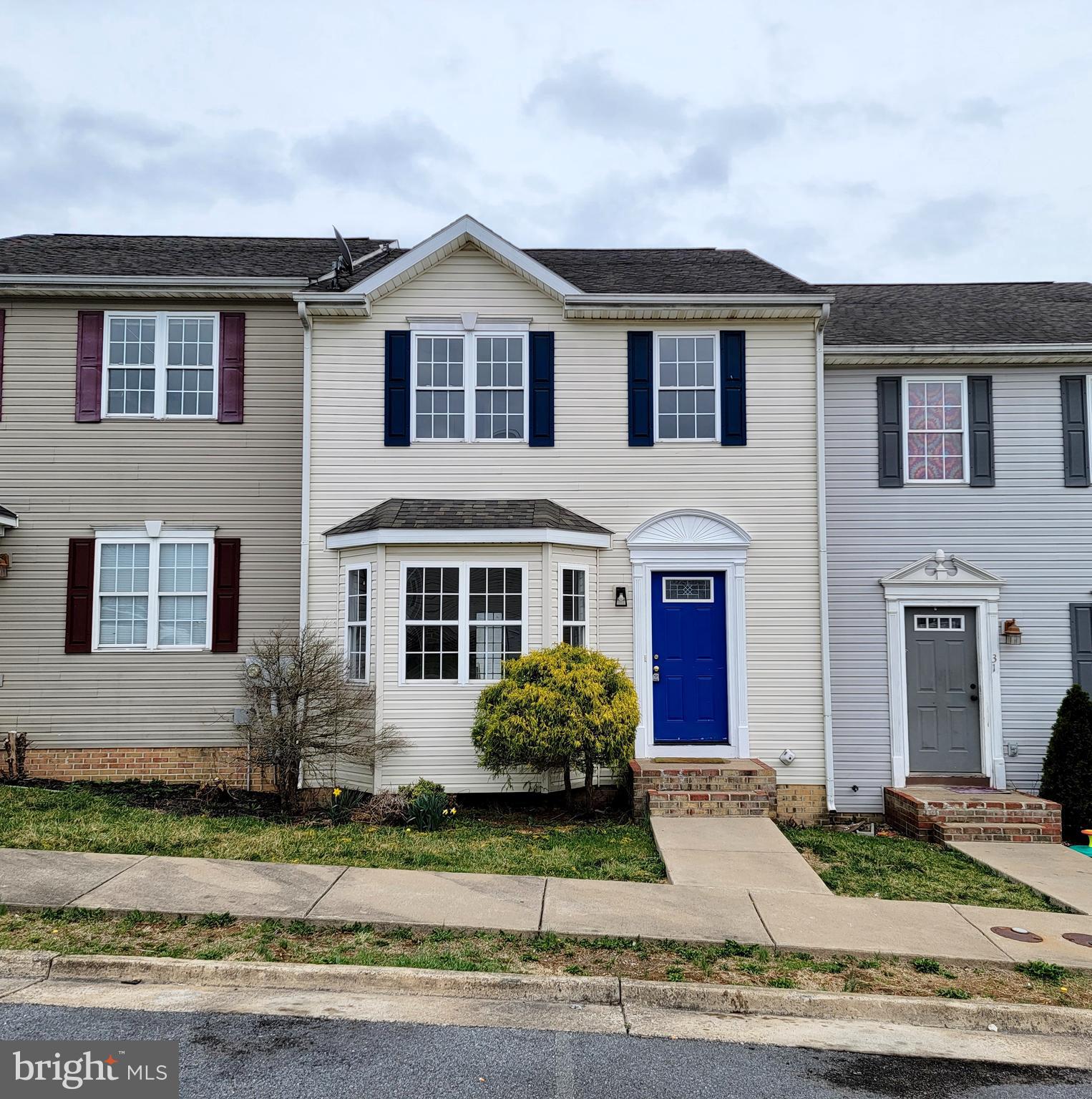 Two-story townhome with full basement in a fantastic location! Main floor has a large living room with half bathroom, kitchen, and attached dining room. Upstairs is the primary bedroom suite with walk in closet and private full bathroom, 2 additional bedrooms, and another full bathroom. The unfinished basement is ideal for storage and is also where you'll find the laundry area. Nice back deck will be great for relaxing after a long day. Close to commuter routes, schools, shopping and much more.
