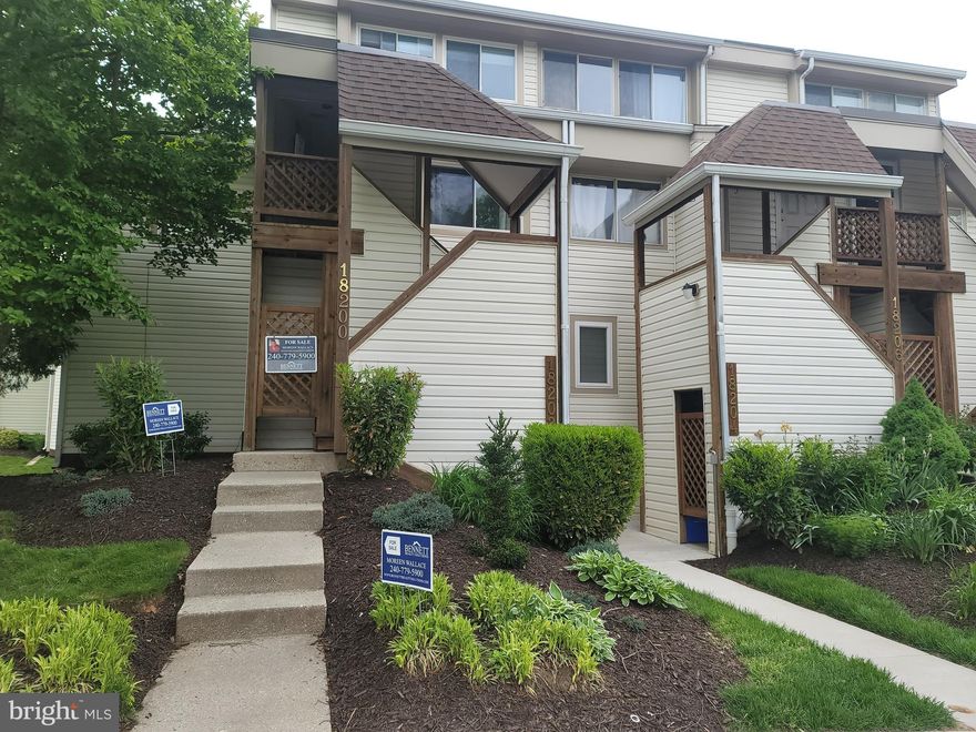 Available immediately.!!

Spacious & Sunny 2bed or 2 bed & den. End unit upper 2 level condo in a tranquil setting. Skylight in primary bedroom, fireplace in kitchen/dining area leading to a deck overlooking the lake. Den/office/formal dining with large deck off of the spacious living room. Mirrored closets throughout the upper bedroom level. Appliances and HVAC in good condition Tennis courts and swimming pool are included in this amenity filled community that is close to shops and restaurants.