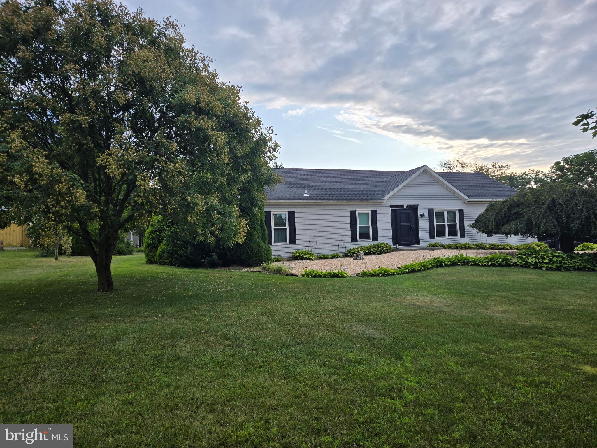 1235 W KINGS HIGHWAY
