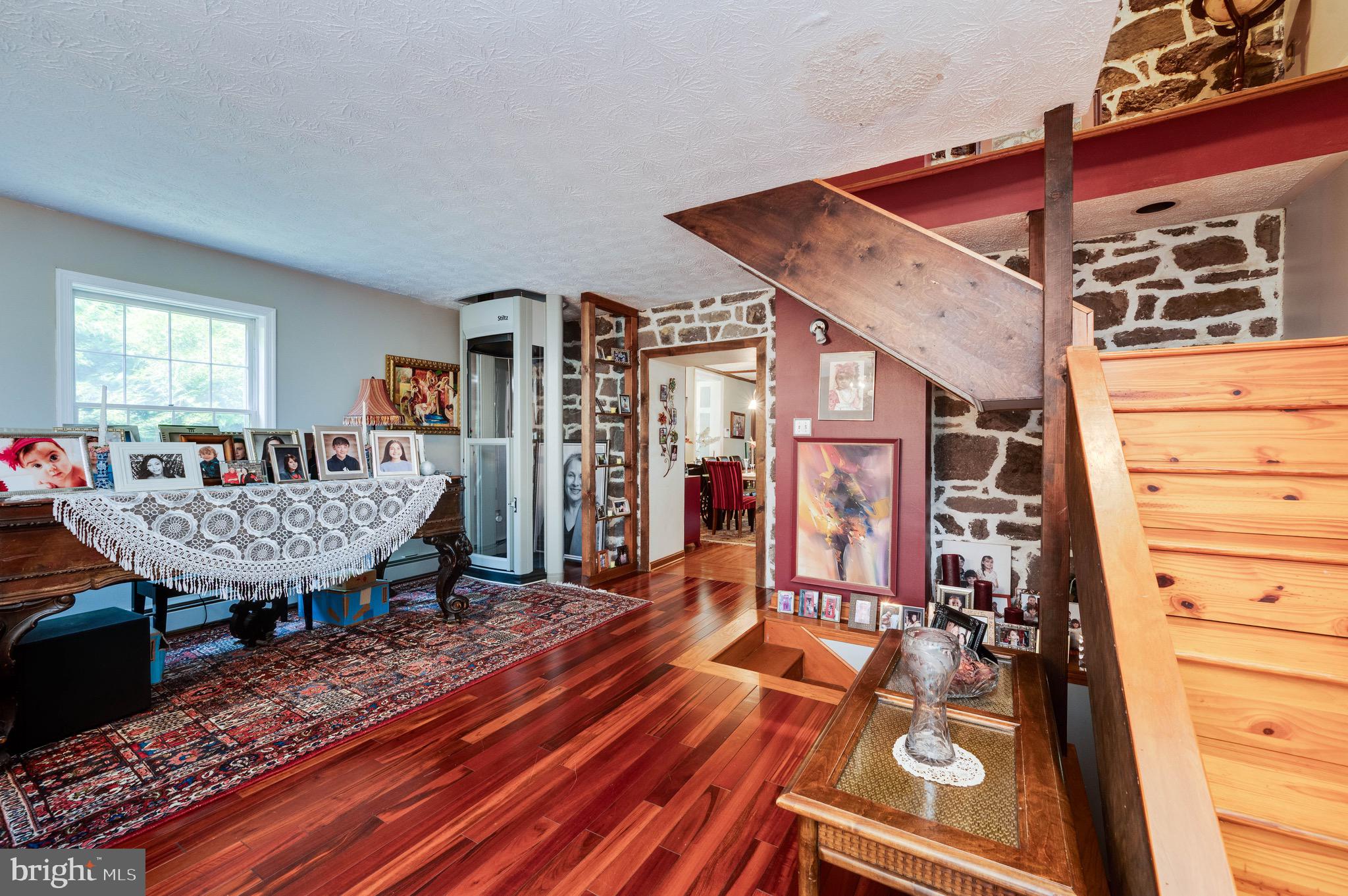 MONTROSE MANOR - Residential