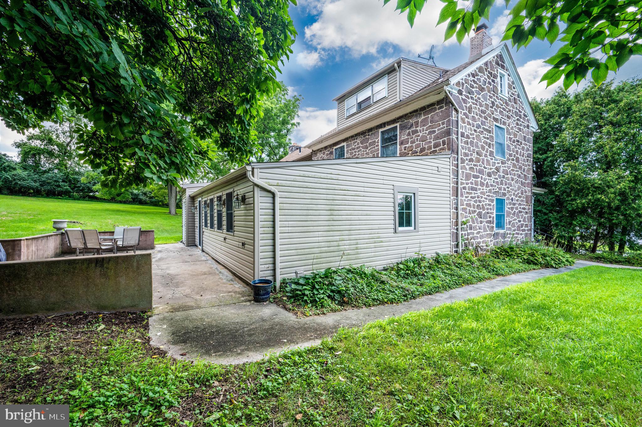 MONTROSE MANOR - Residential