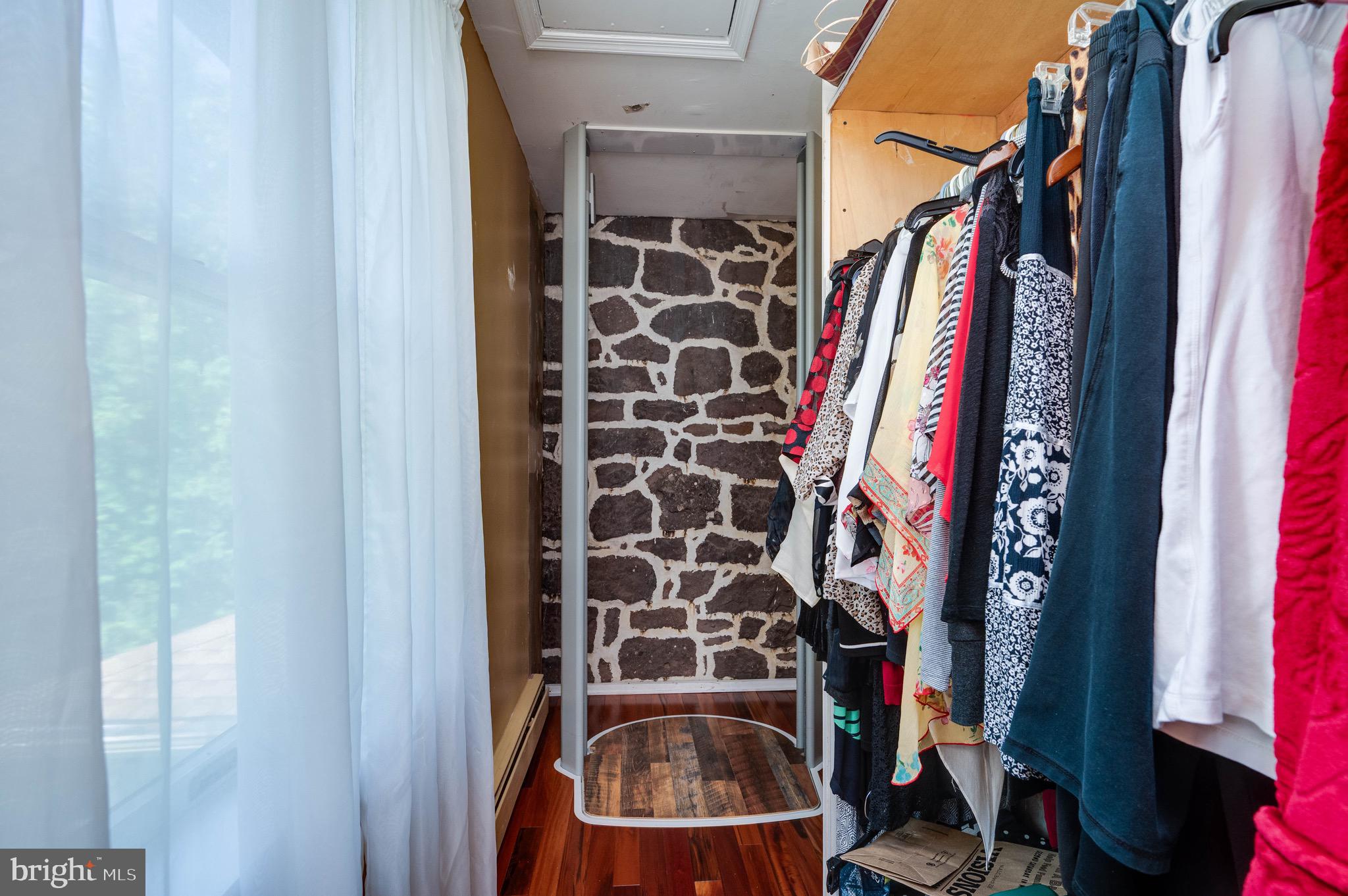 MONTROSE MANOR - Residential