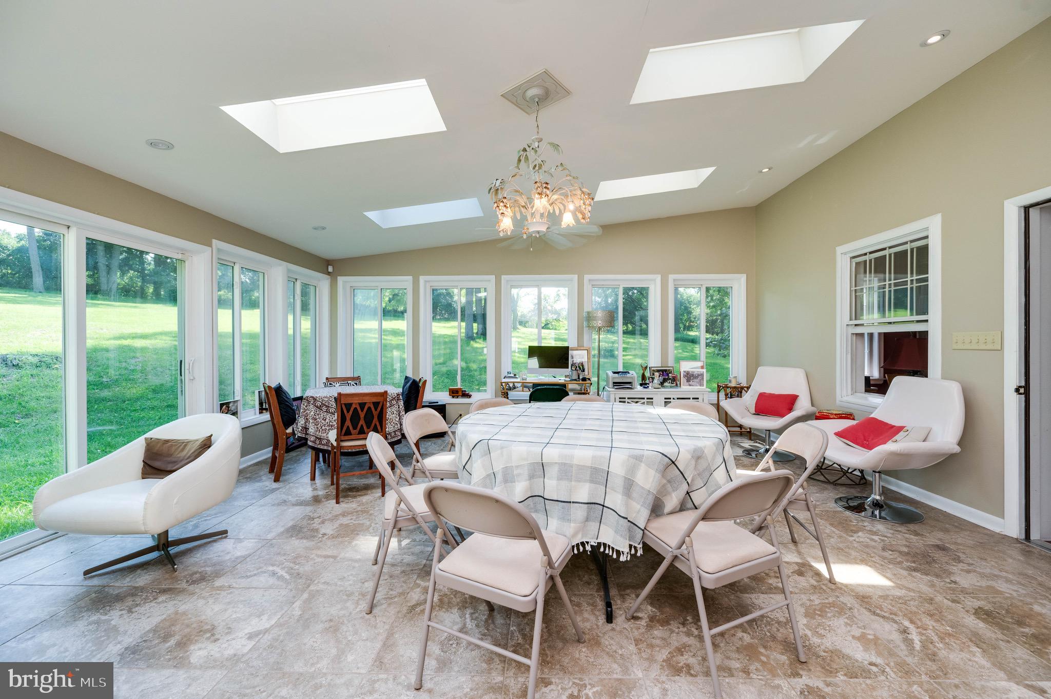 MONTROSE MANOR - Residential