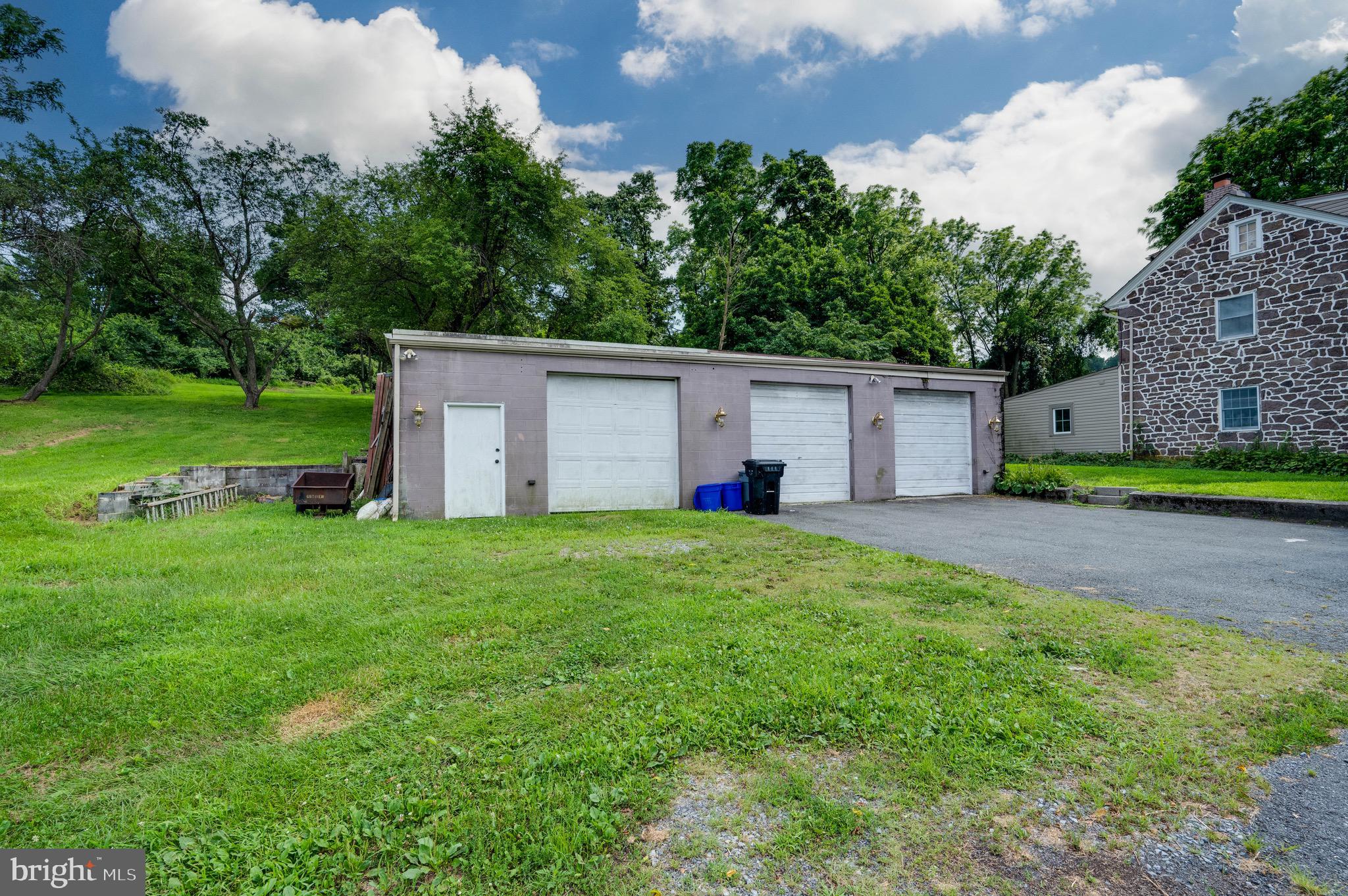 MONTROSE MANOR - Residential