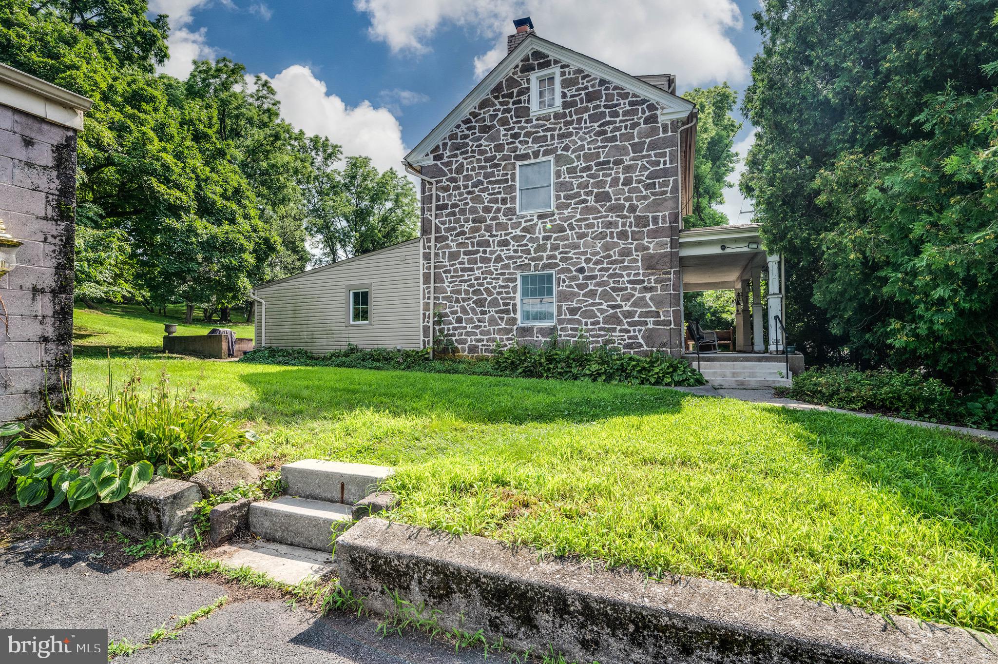 MONTROSE MANOR - Residential