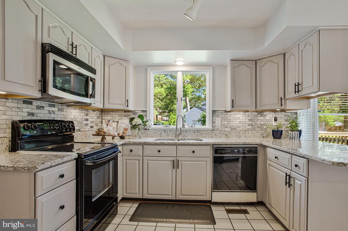 ELMHURST STATION - Residential