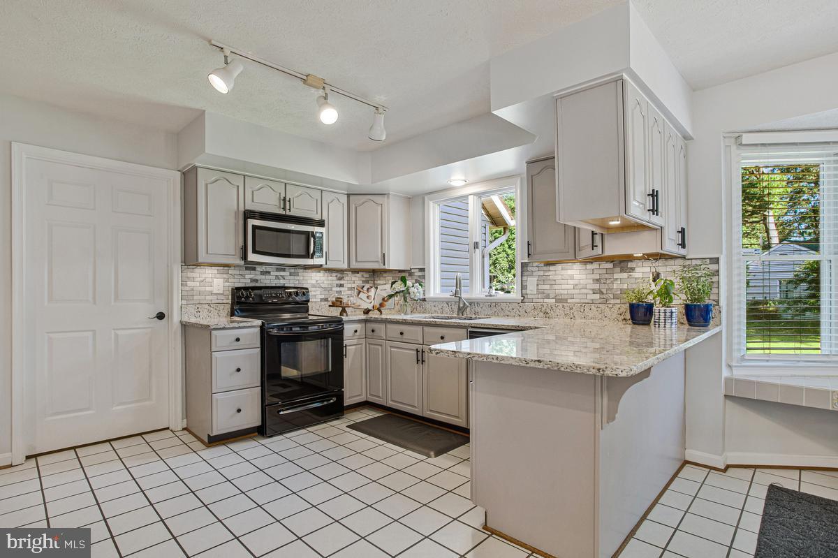 ELMHURST STATION - Residential