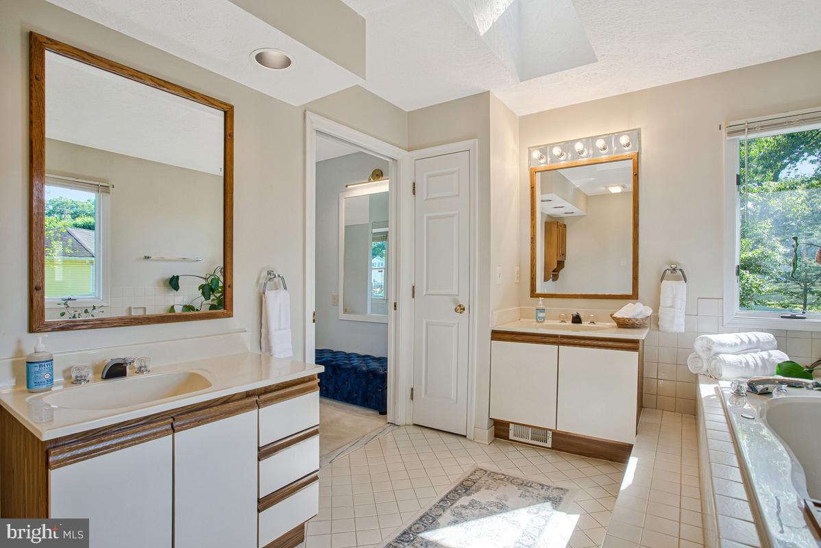 ELMHURST STATION - Residential