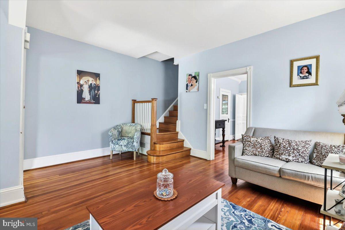 18 W GRAVERS LANE