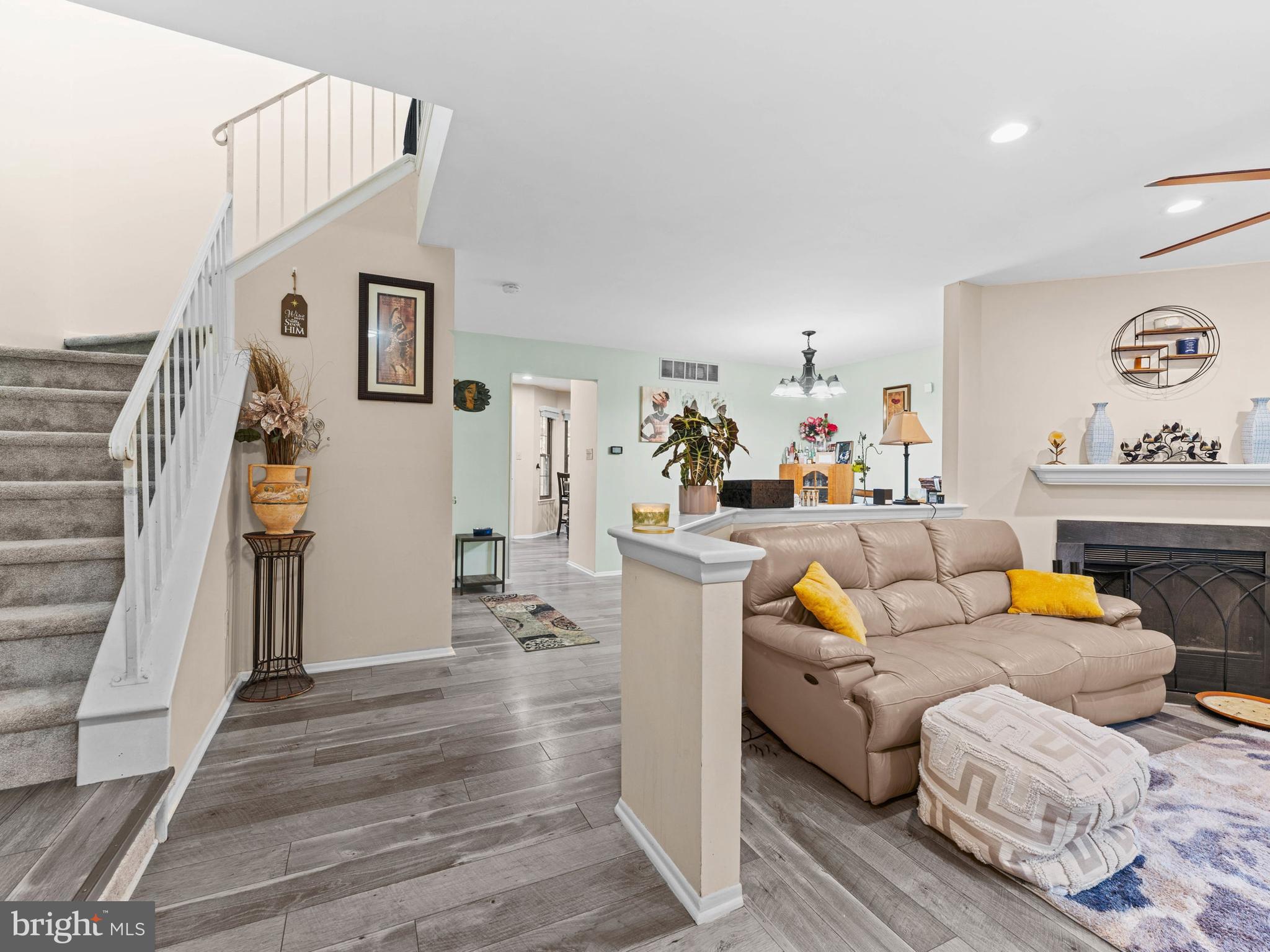 10 CLARET COURT