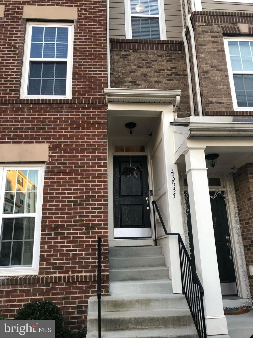 Contact agent for door code. Active date moved up due to now being vacant.  CONTRACT VERBALLY ACCEPTED. NO MORE SHOWINGS UNTIL FURTHER NOTICE